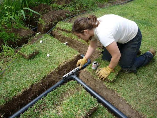 Leveling the flow splitter of a branched drain system